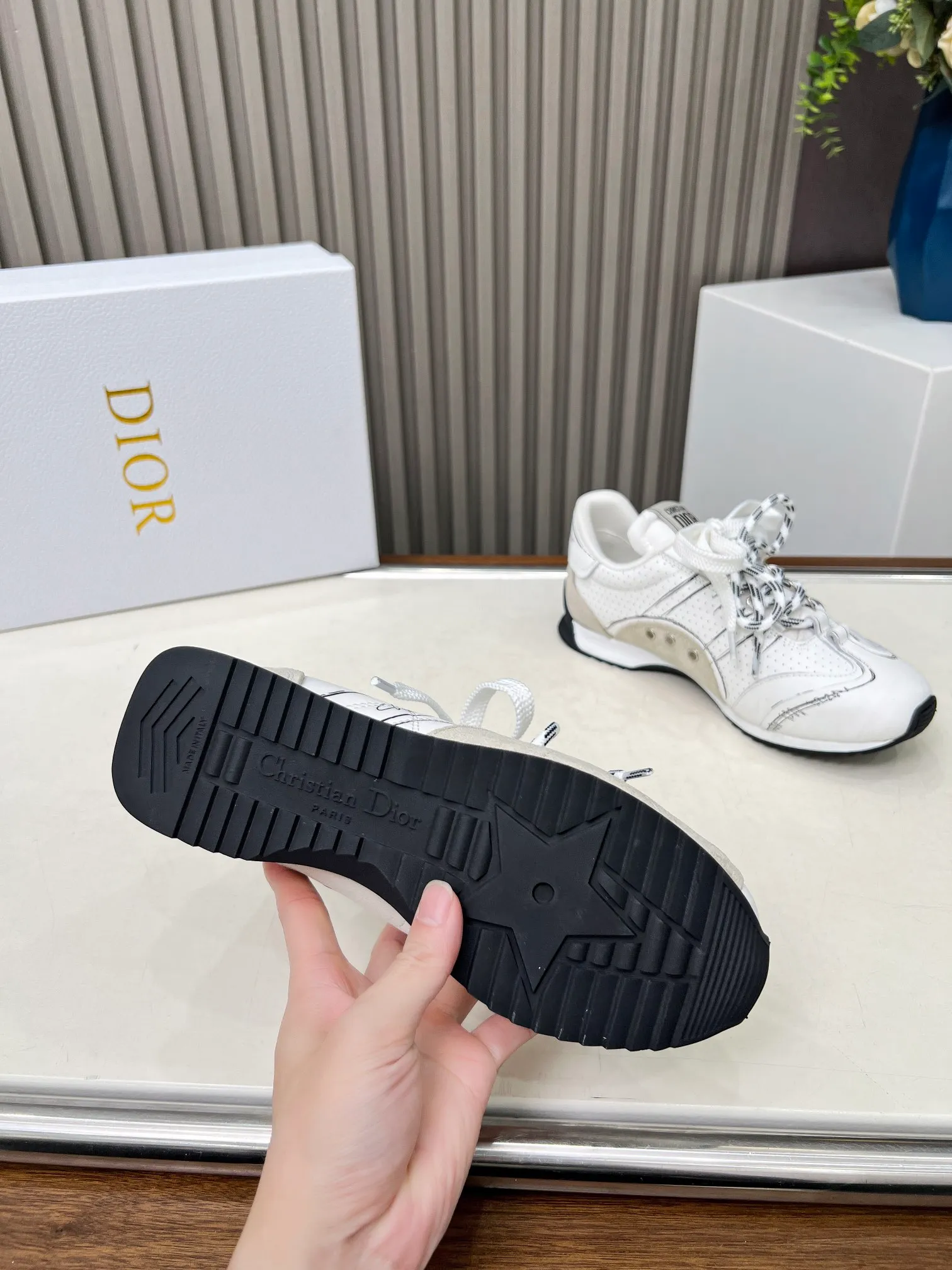 👟👟Ex-factory price 560👟👟 This D-Sketch sneaker is a new product of the 2025 spring and summer ready-to-wear series, highlighting the classic retro aesthetics. Crafted from gold-tone crinkled sheepskin and gold-toned laminated calfskin, it features a printed logo inspired by the shoe's production stages, as well as beige suede calfskin panels and double laces. Hand-written Christian Dior Paris signature on the side, Christian Dior Paris signature panels and plaques on the heel and tongue. Paired with two-tone slim rubber soles, they add a touch of couture to any casual look. Code number: 35~45 Color: black white gold silver